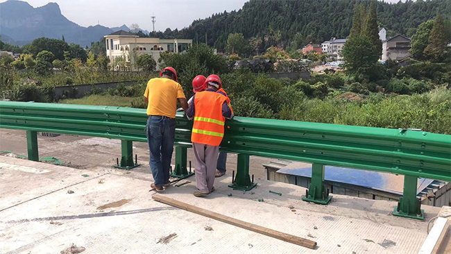 陕西高速公路护栏板的维护确保道路安全的关键环节